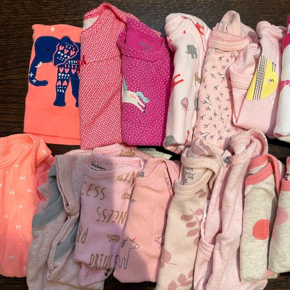 35 Onesies Newborn / 0-3 - Picture 2 of 4